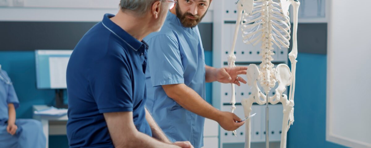 Omurga, iskelet sisteminin en önemli anatomik yapılarından biridir. Bunun sebebi ise omurganın içerisinden Merkezi Sinir Sistemi’nin parçası olan omuriliğin geçmesinden kaynaklanmaktadır. Günlük hayattaki çeşitli iş ve aktiviteler, omurga sağlığımızı tehdit edebilir. Bu yazıda, omurga yaralanmalarının nedenlerini, belirtilerini, tanı ve tedavi yöntemlerini ele alacağız.